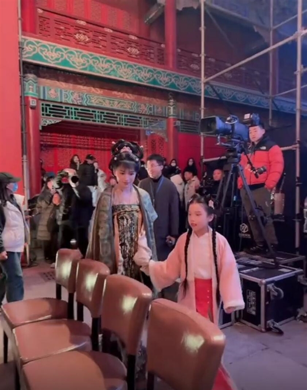 李子柒亮相漢服之夜：網(wǎng)友直呼李子柒穿綠色唐朝襦裙太絕了
