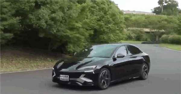 豐田86總工程師多田哲哉體驗(yàn)比亞迪海豹：日本電動(dòng)車(chē)跟它比全輸了