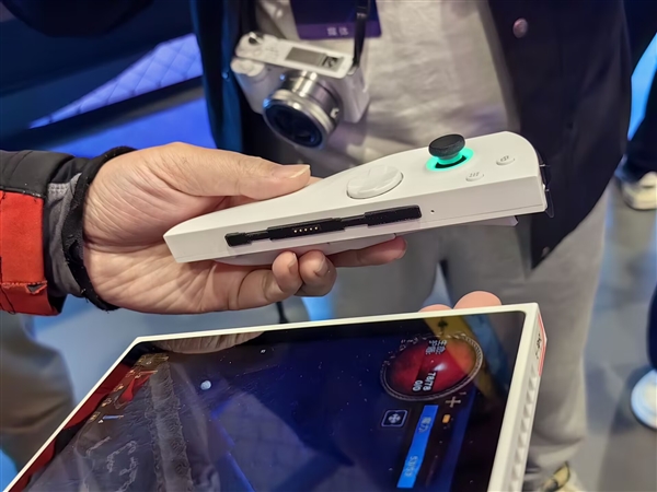 騰訊+Intel+京東方三強(qiáng)聯(lián)手！全球首款裸眼3D PC游戲掌機(jī)問(wèn)世：實(shí)拍圖來(lái)了