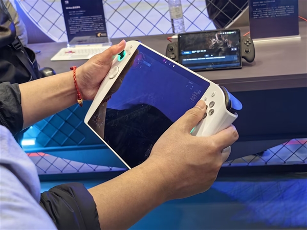 騰訊+Intel+京東方三強(qiáng)聯(lián)手！全球首款裸眼3D PC游戲掌機(jī)問(wèn)世：實(shí)拍圖來(lái)了