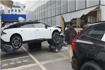 女子試駕錯把油門當剎車 沖進4S店撞壞5輛車損失百萬：官方回應(yīng)