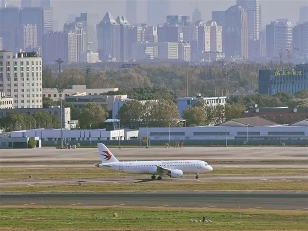 東航第9架C919今日首航重慶：國(guó)產(chǎn)大飛機(jī)首次實(shí)現(xiàn)客艙局域網(wǎng)服務(wù)