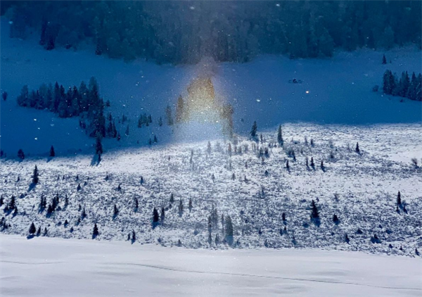 十分罕見！四川雪山現(xiàn)鉆石塵：宛如時空之門