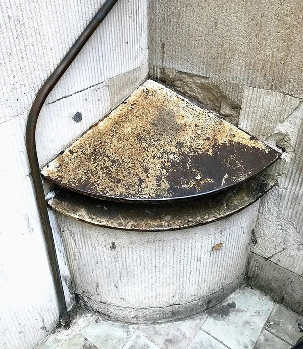 尿液反彈墻！為避免隨地小便 英國(guó)街頭涂防尿漆 一尿就反著滋