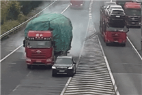 小車高速錯過路口隨意變道 大貨車剎車都踩冒煙了
