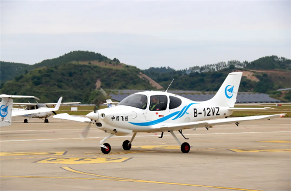 國產(chǎn)民用初級教練機(jī)！“領(lǐng)雁”AG100飛機(jī)正式投運(yùn)