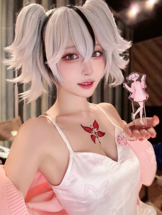 櫻花妹《鳴潮》椿COS欣賞：感受神秘的力量