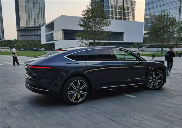 蔚來(lái)貴量產(chǎn)電車 ET9實(shí)車首次曝光：大四座有前備箱
