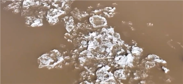 快看！黃河壺口瀑布現(xiàn)今冬首次流凌奇觀：彩虹與冰瀑交相輝映太震撼 