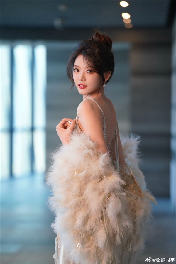 《LOL》主持人駱歆分享全明星賽返圖 性感有氣質(zhì)