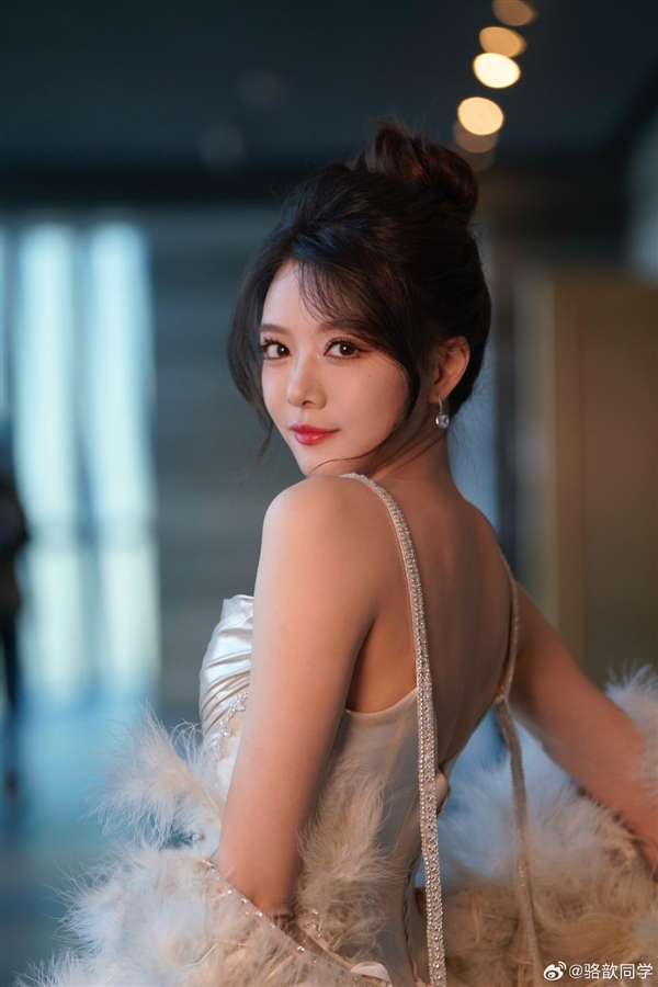 《LOL》主持人駱歆分享全明星賽返圖 性感有氣質(zhì)