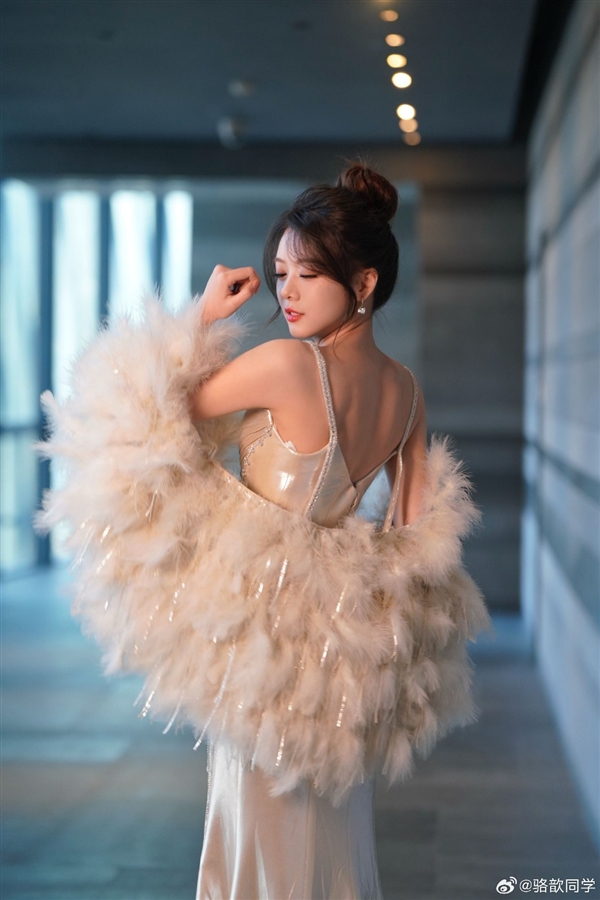 《LOL》主持人駱歆分享全明星賽返圖 性感有氣質(zhì)
