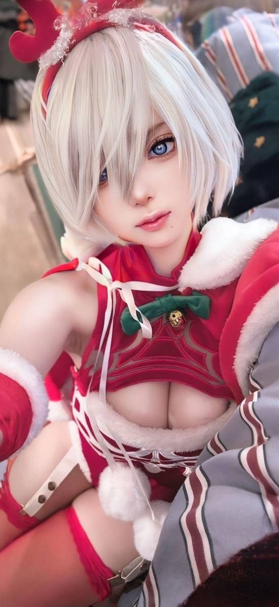 櫻花妹COS《尼爾》2B圣誕裝：大秀身材