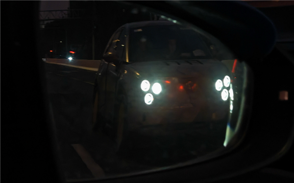蔚來螢火蟲實車上路：“六眼燈”全開辨識度超強(qiáng)