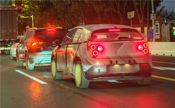 蔚來螢火蟲實車上路：“六眼燈”全開辨識度超強(qiáng)