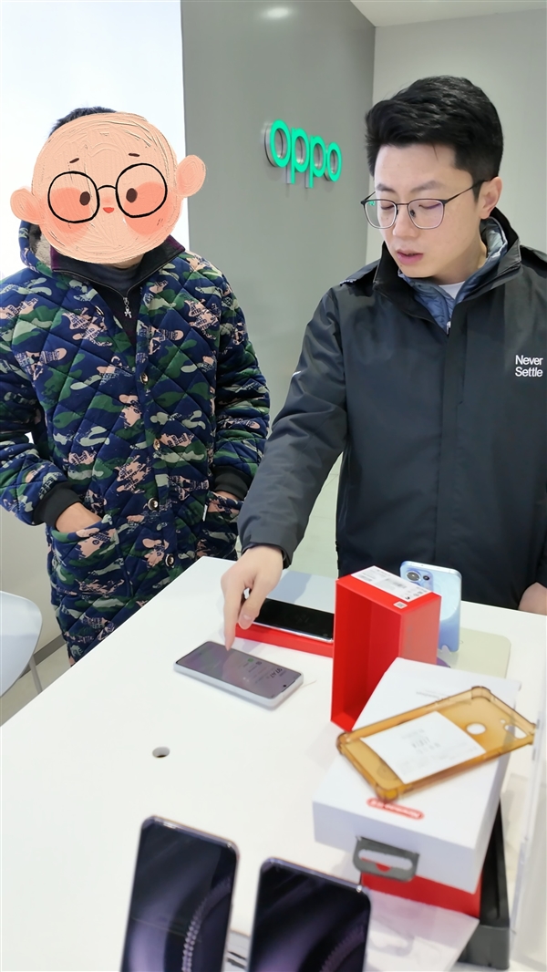 李杰碰到成都一哥們穿著家居服來(lái)買一加Ace 5：看完發(fā)布會(huì)很滿意