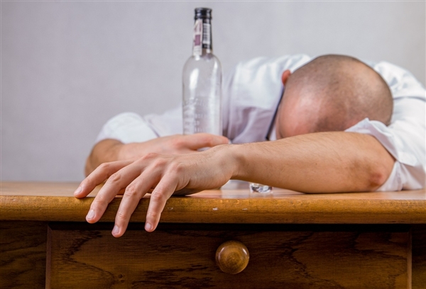 為何年齡越大喝完酒越累 專家給出喝酒的正確方式