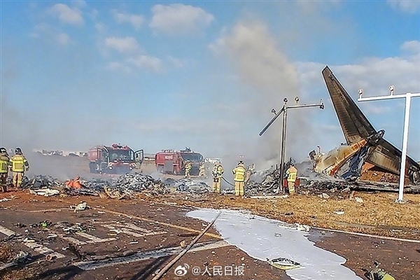 現(xiàn)場(chǎng)畫面！韓國(guó)客機(jī)起火爆炸燒得只剩機(jī)尾：179人遇難 2名生還者均為乘務(wù)員