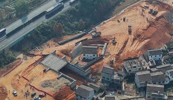 衛(wèi)星眼中的強釘子戶：一座小房子 劈開高速路