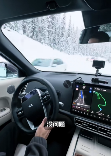 理想7.0系統(tǒng)升級(jí)后真的強(qiáng)！漫天白雪不見(jiàn)標(biāo)志線依然絲滑NOA