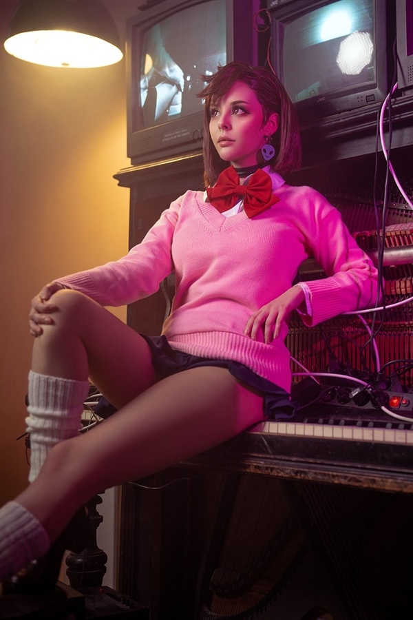 俄美女Cos《生化危機(jī)8》八尺夫人：完美性感好身材