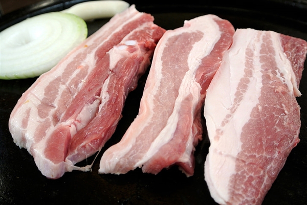 快告訴父母：真的別再把肉泡水里解凍了！