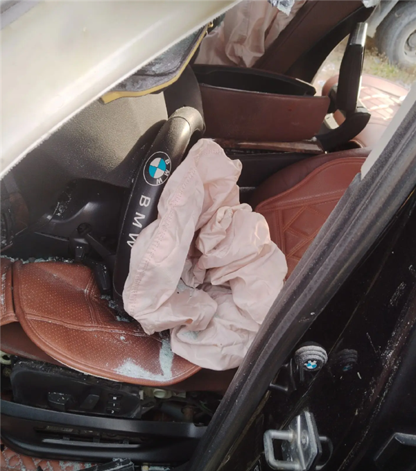 寶馬被追尾撞進(jìn)貨車底 車主稱座椅秒放倒自己僅輕傷
