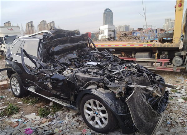寶馬被追尾撞進(jìn)貨車底 車主稱座椅秒放倒自己僅輕傷
