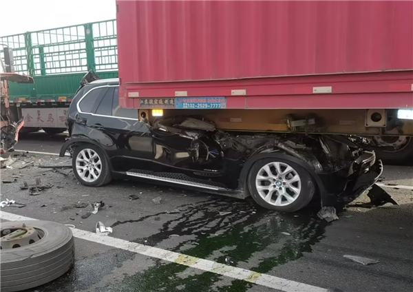 寶馬被追尾撞進(jìn)貨車底 車主稱座椅秒放倒自己僅輕傷