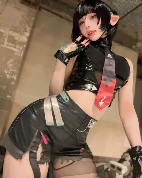 櫻花妹COS《絕區(qū)零》簡(jiǎn)杜：身材服裝完美還原