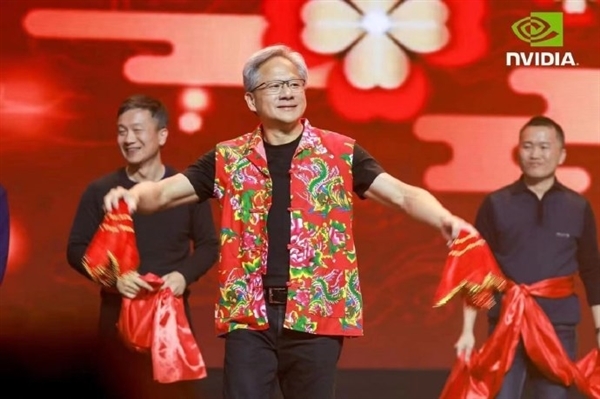 黃仁勛參加英偉達(dá)北京年會(huì)與美女跳熱舞《APT》 去年穿花襖扭秧歌