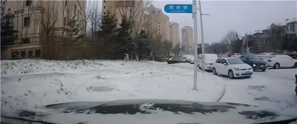 一司機(jī)在冰面上完全剎不住車(chē)的情況下  愣是一分錢(qián)沒(méi)花