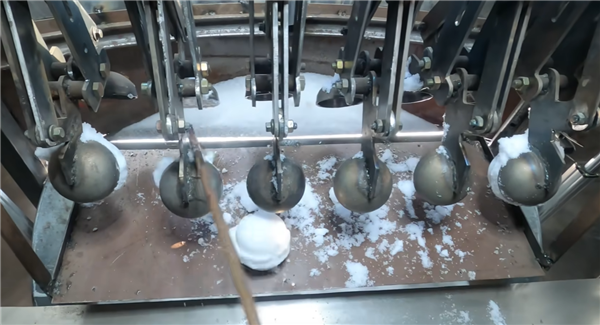 手工耿招財(cái)貓打雪仗機(jī)甲霸氣登場(chǎng) 網(wǎng)友：僵王博士