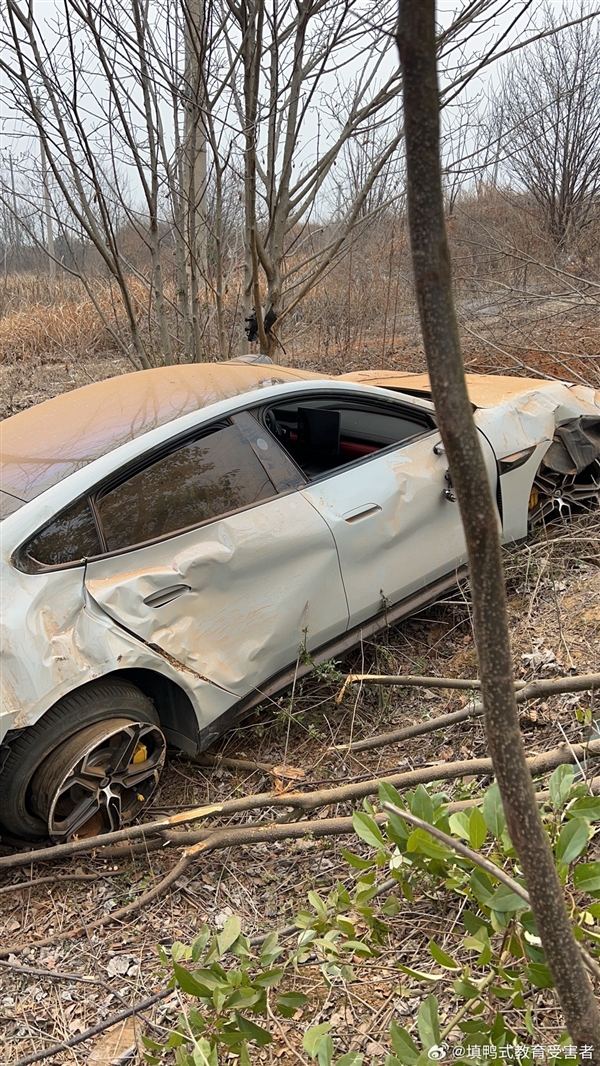 路面不平致小米SU7翻下路邊嚴(yán)重受損：車(chē)內(nèi)人沒(méi)事