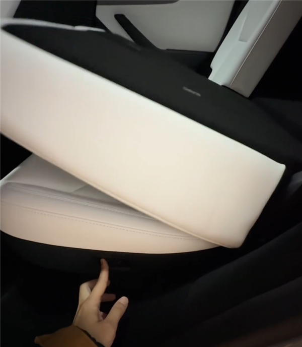 煥新版Model Y實車展示：車燈改觀 后排可電動折疊