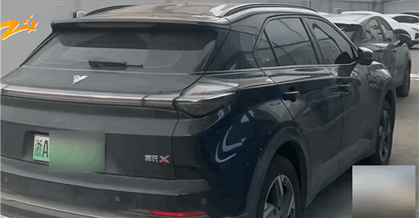 哪吒新車(chē)出事故兩個(gè)月還沒(méi)修 女車(chē)主：4S店說(shuō)沒(méi)配件
