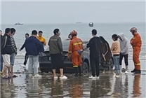 特斯拉Model 3深陷海灘：越野車、皮卡救援無果 還得鏟車上！