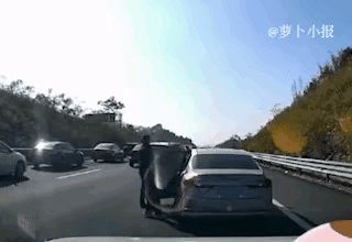 孩子高速上下車(chē)被應(yīng)急車(chē)道的車(chē)撞飛 父親怒揍司機(jī)：網(wǎng)友吵翻到底誰(shuí)的責(zé)任