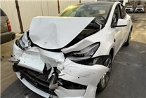 美國(guó)車友稱特斯拉FSD撞車：彎道不減速 高速追尾皮卡