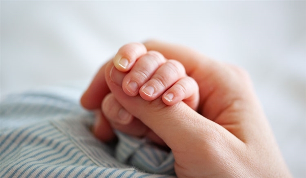 52天嬰兒喝奶奶喂的蜂蜜水中毒進(jìn)ICU 醫(yī)生：蜂蜜不適合嬰兒