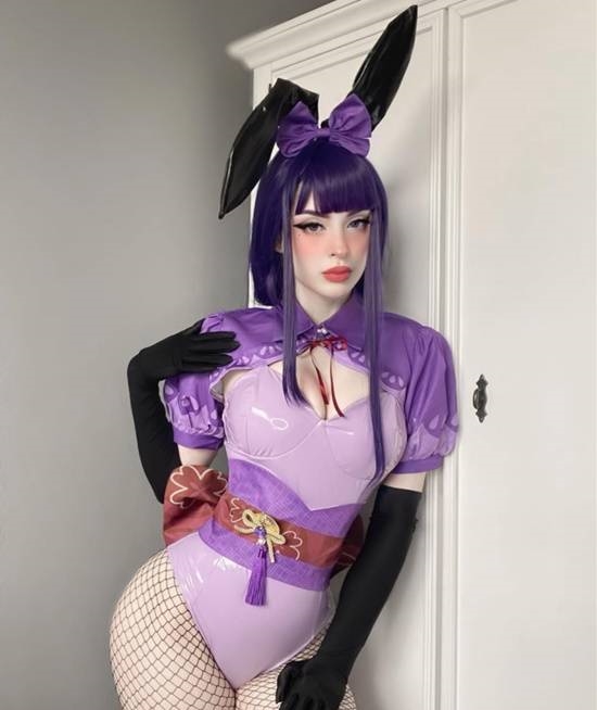 巴西辣妹COS《老頭環(huán)》瑪莉卡女王 魅惑身材