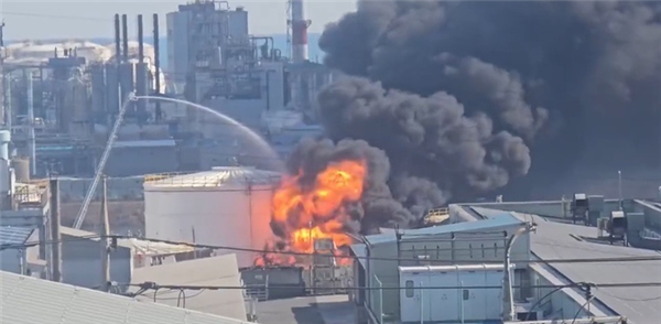 韓國一工廠儲油罐爆炸！1人受傷1人失蹤 現(xiàn)場黑煙滾滾