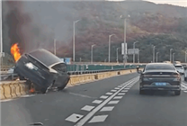 廣東一特斯拉Model Y撞墻騎上隔離帶 整車起火