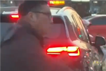 倆車主等紅燈發(fā)生爭(zhēng)執(zhí)互摔對(duì)方車門  網(wǎng)友：理智之下選擇了稚氣