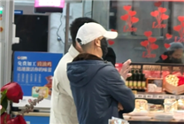 馬云現身長沙盒馬門店：頭戴鴨舌帽 微笑與員工合影