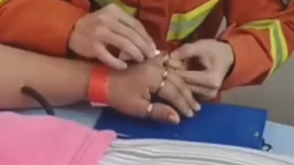 看著都疼！女子10根手指戴了10枚戒指 全部套牢卡死