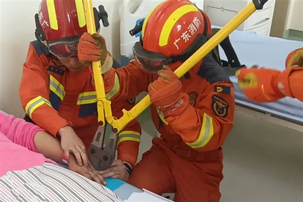 看著都疼！女子10根手指戴了10枚戒指 全部套牢卡死