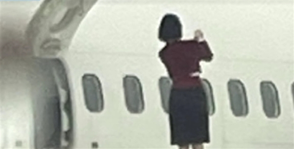 畫面離譜！韓國多名空姐打開應急艙門還站機翼穿制服自拍 航司官方回應