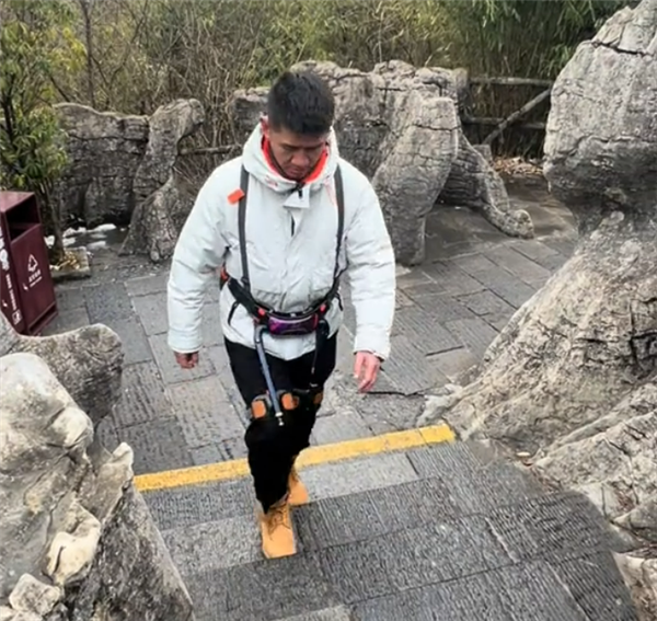 直接開掛 湖北一景區(qū)投放“機(jī)器腿”：80歲老太也能爬山了