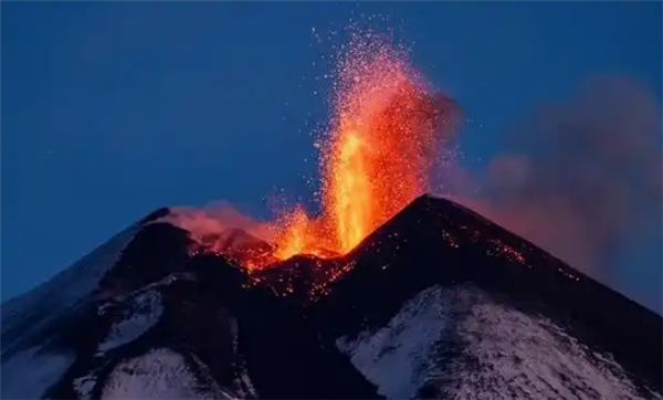 意大利西西里島火山噴發(fā)  有一48歲男子為“看熱鬧”在冰面摔骨折